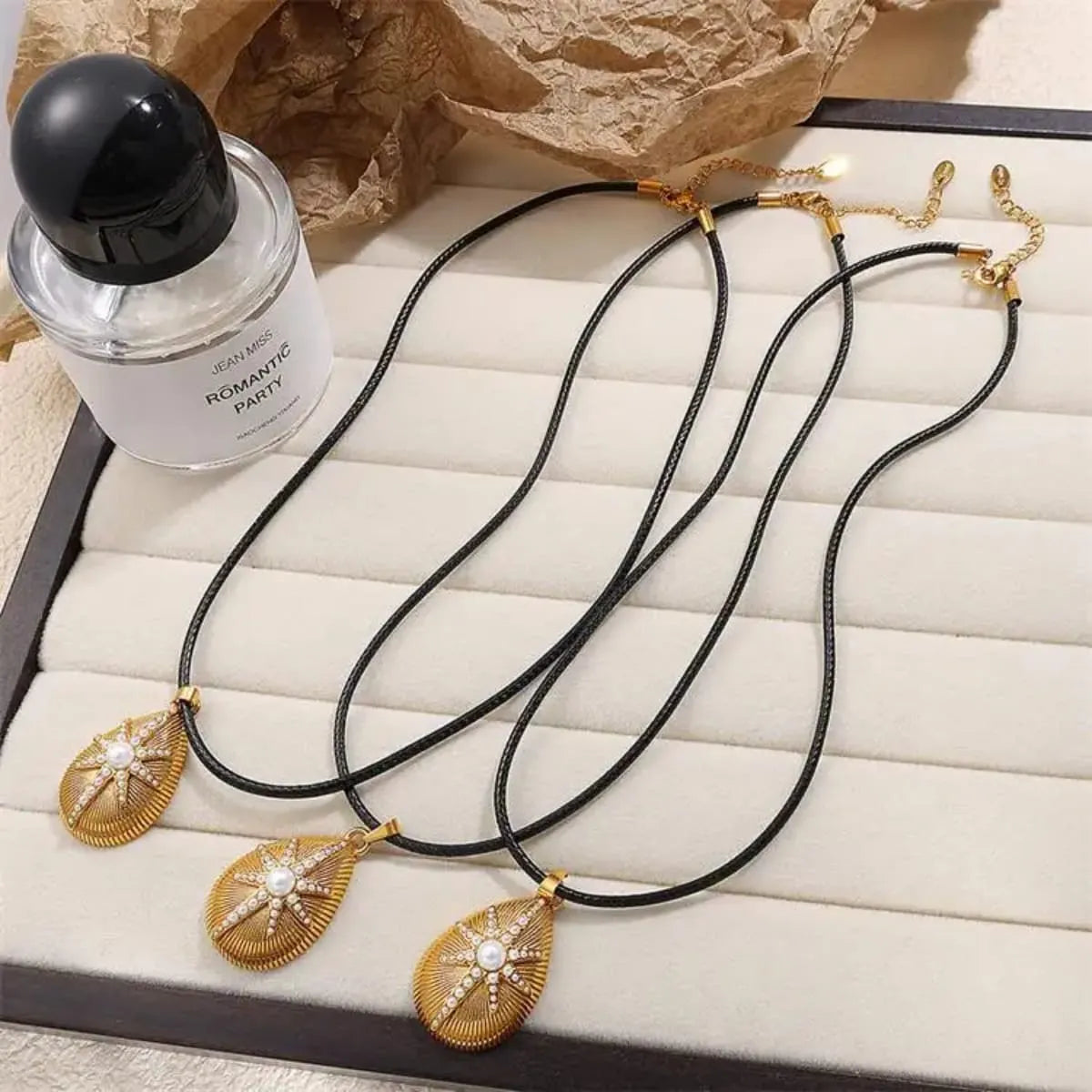 SHELLA NECKLACE