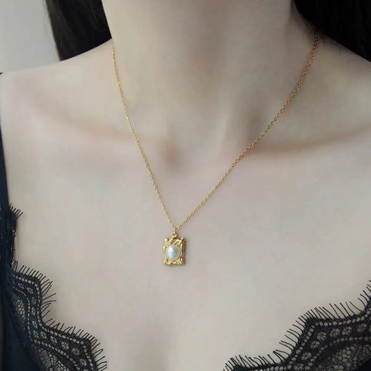 PEARL FRAME NECKLACE