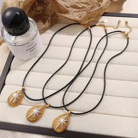 SHELLA NECKLACE